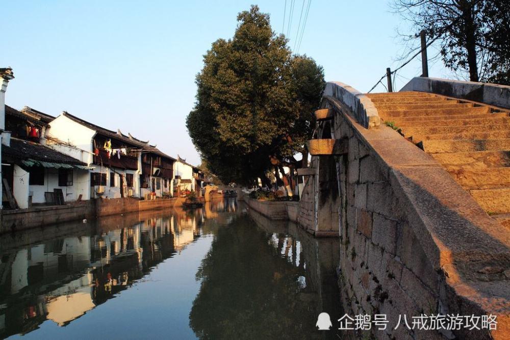 逃离快乐小镇